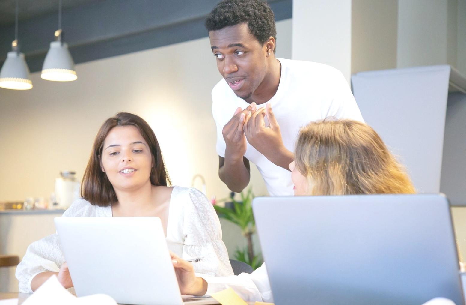 Finanzplanung am Arbeitsplatz mit Laptop und Notizen