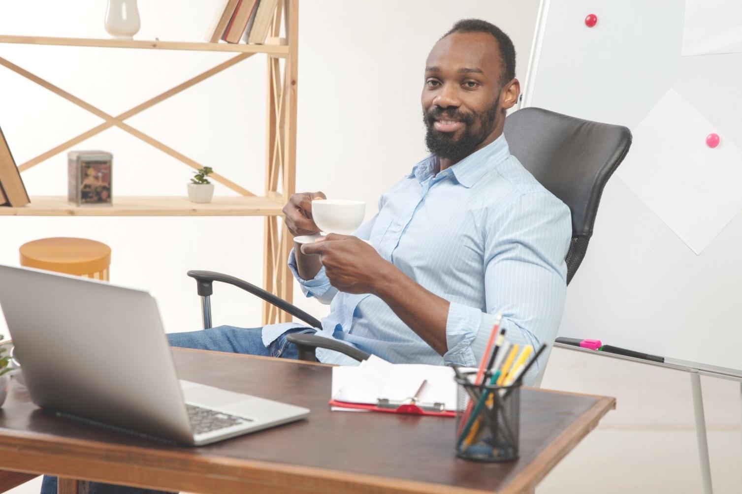 Moderne Arbeitsumgebung mit finanziellen Planungsunterlagen